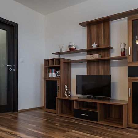 Sgl Apartment Liptovska With Free Parking Trencin Bagian luar foto
